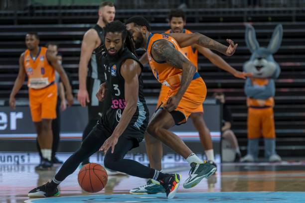 队不断斥巨 队不断斥巨